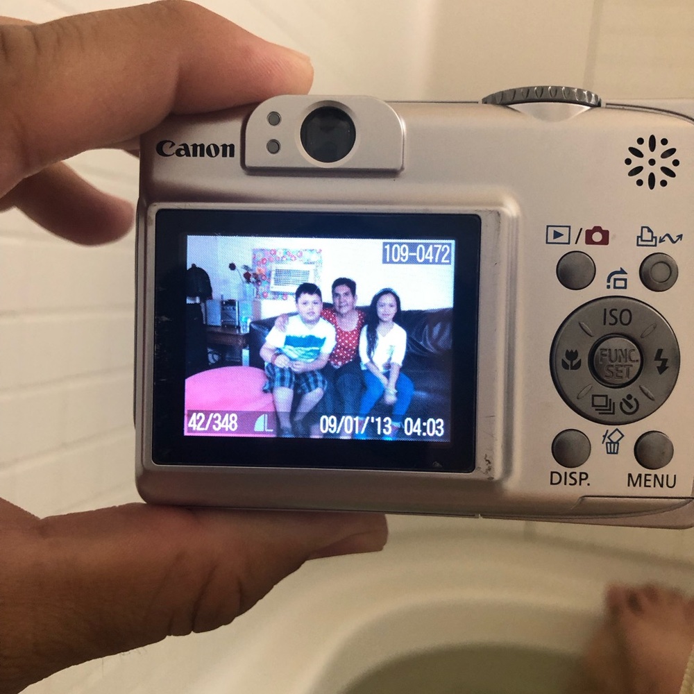 Canon PowerShot A550 Silver Point-and-Shoot Camera - Picture 3 of 4